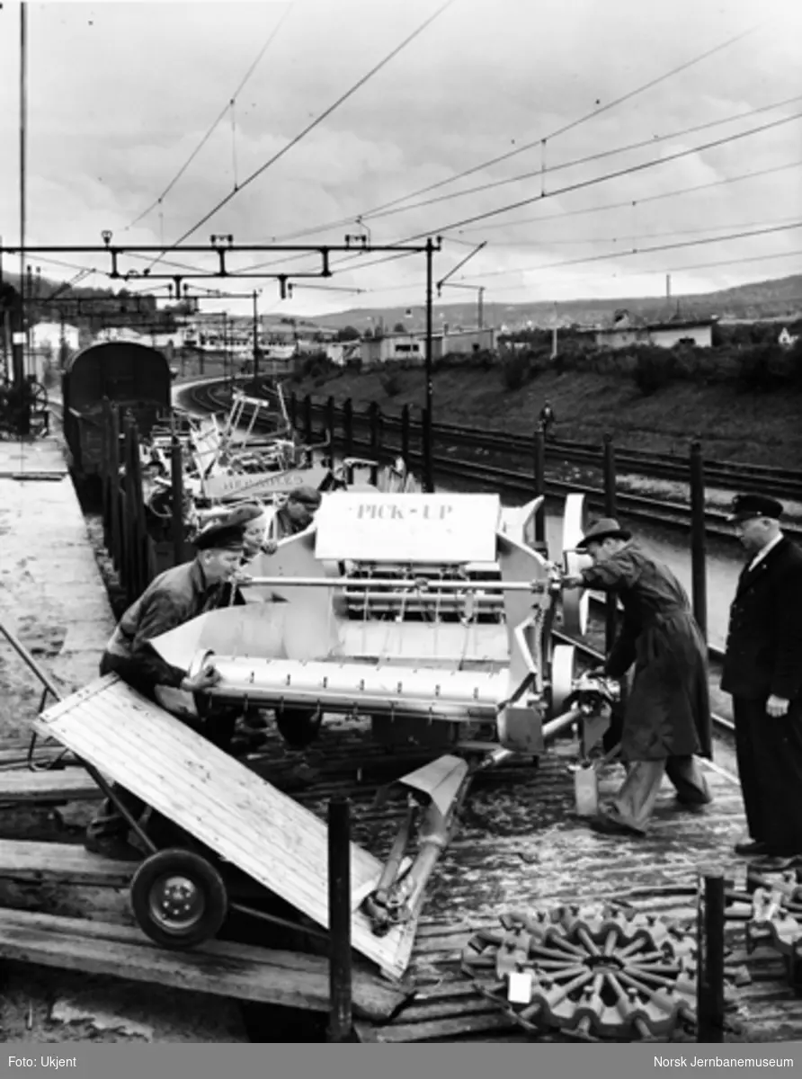 Opplasting av landbruksmaskiner på godsvogn på Grorud stasjon