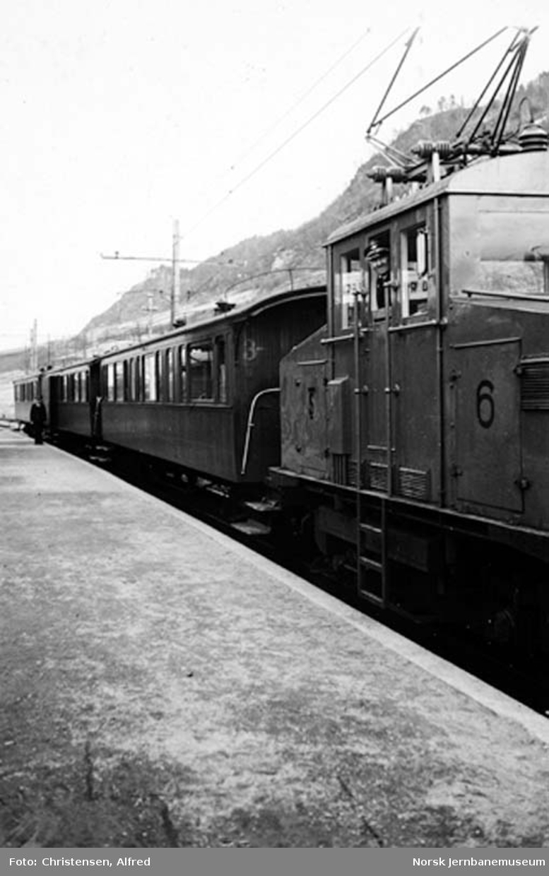 Persontog på Orkanger stasjon med elektrisk lokomotiv nr. 6