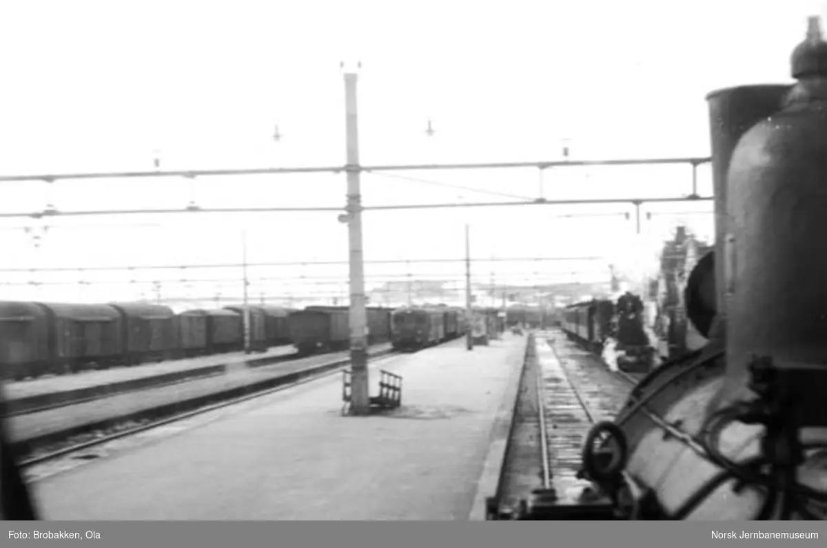 Hamar stasjon, fotografert fra førerhuset på et damplokomotiv i ankommende tog 374 med tog 377 stående klar