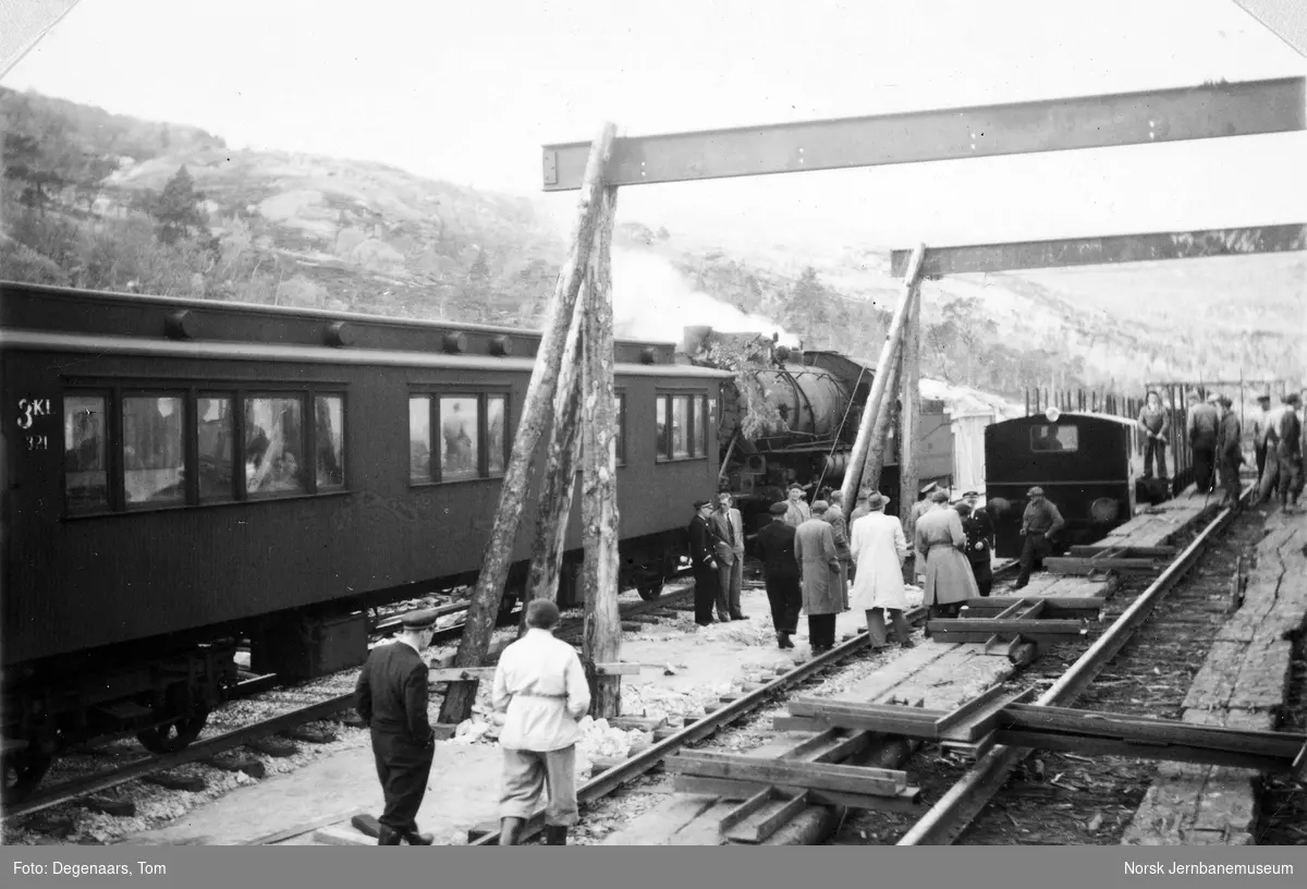 Første tog Kjemåga-Røkland klar for avgang fra Kjemågå; skinnebenken i forgrunnen