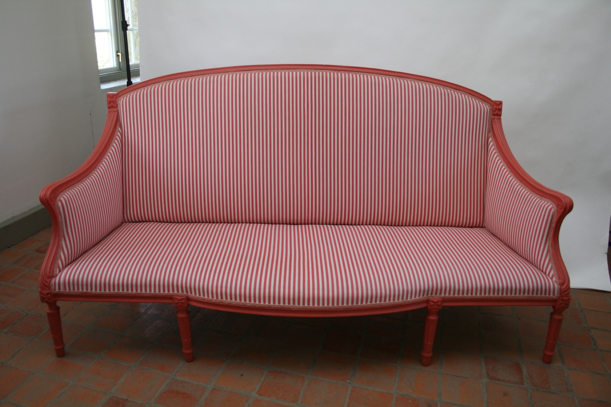 Sofa, malt rosa og trukket med rosa- og hvitstripet bomullstrekk.
Antagelig malt på 1960-tallet.