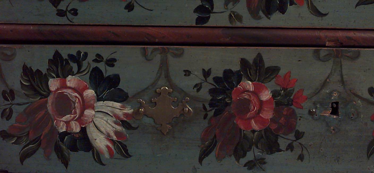 Malt av Peder Aadnes (1739-1792) fra Søndre Land, bygdemaler med noe profesjonell utdanning. Hans stil var rokokko, og som en av 1700-tallets ledende norske malere påvirket han mange bygdemalere på Østlandet.