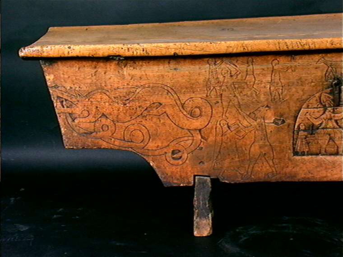 Bordplate og sider til bordet et laget av én tømmerstokk. Bendelene er skåret som formen til innsiden og sikret med dømlinger. Bordet har en frontside  med skurd og rispet dekor med middelalderspreg. Frontsiden har også en bueformet luke med hengsling nedtil. Undersiden er hvert dekket, så eneste inngang er fra luken. Bordet er ubehandlet.