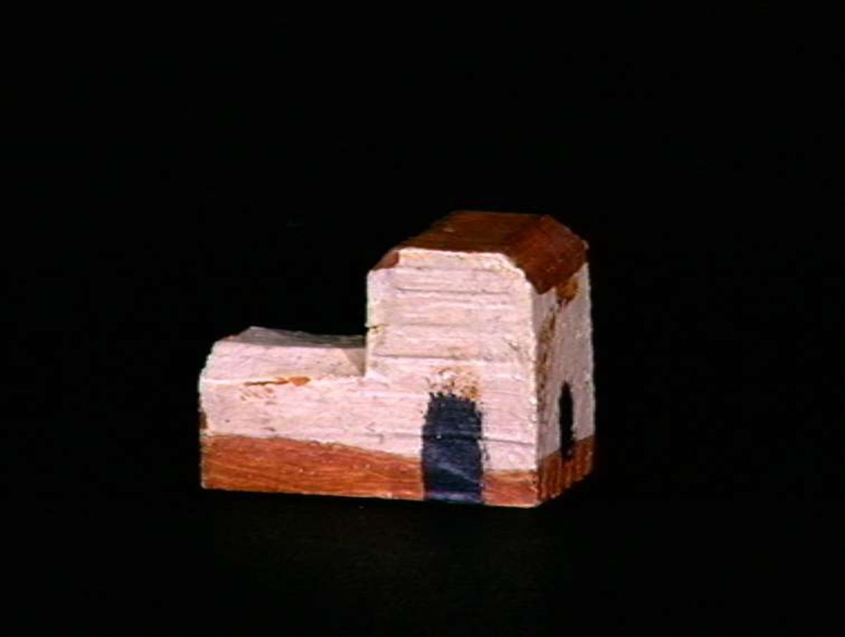 Sett med ca 200 leketøyhus laget av tre i forskjellige former og farger.