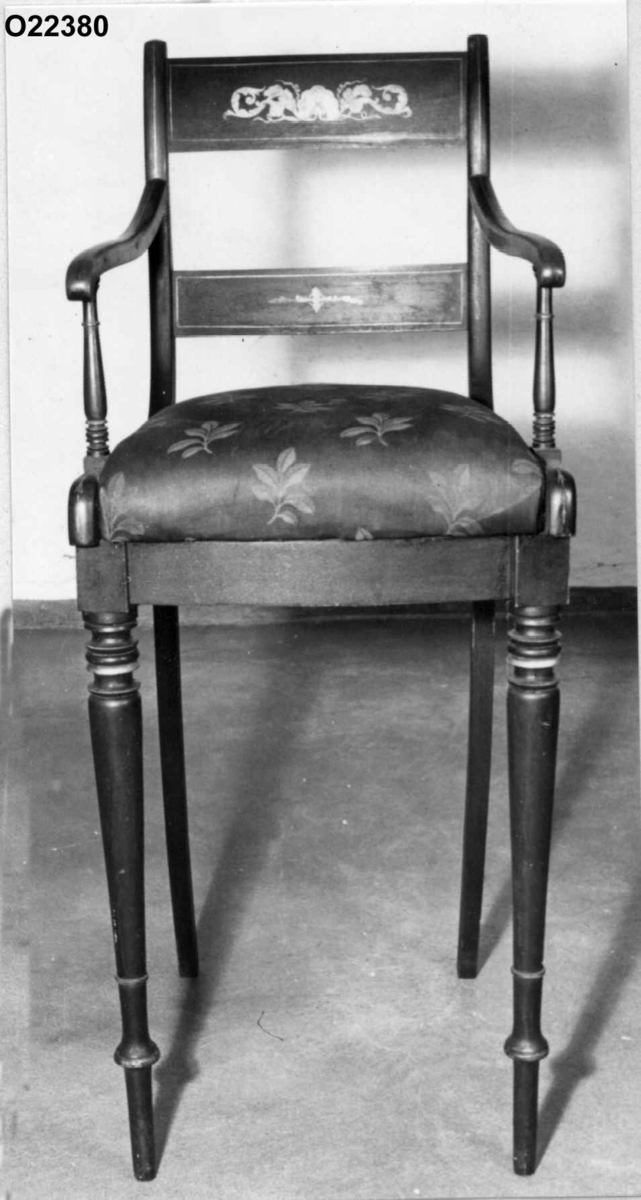 Stol og krakk. Krakken er sort og har to trinn. Antagelig har krakken blitt brukt for å komme opp på stolen.