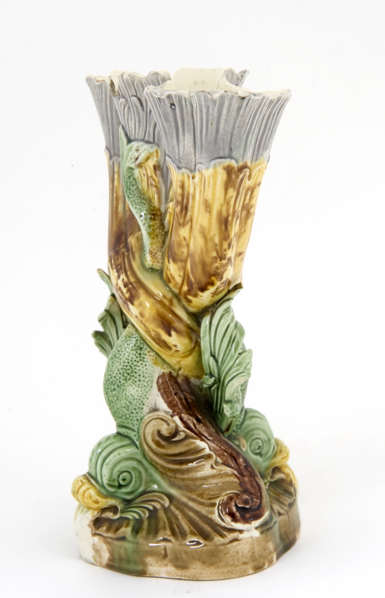 Vase med formet dekor i form av to fisker.
