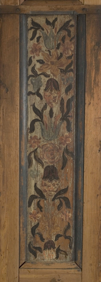 Melkeskap med en dør med fire gjennombrutte bølgende linjer og fire hyller invendig. Dekorert med blomstermotiver, rosemalt.
