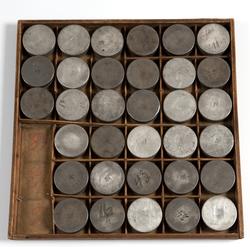 Boks, lønningsboks, 33 stk. på brett