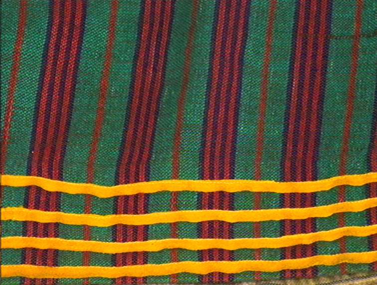 Grønn stripete understakk i ull med dekor av gule bånd ned.