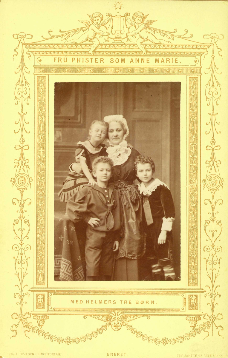 Omslag med mørkegrønt overtrekkspapir, gullfarget tittel.
Boken inneholder handlingsresyme og ni svart/hvitt  portrettfotografier fra " Et dukkehjem ".