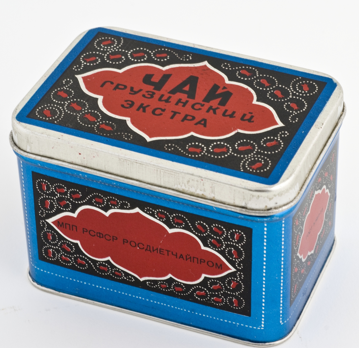 Tebokser i metallblikk med påtrykt dekor og kyrillisk skrift.