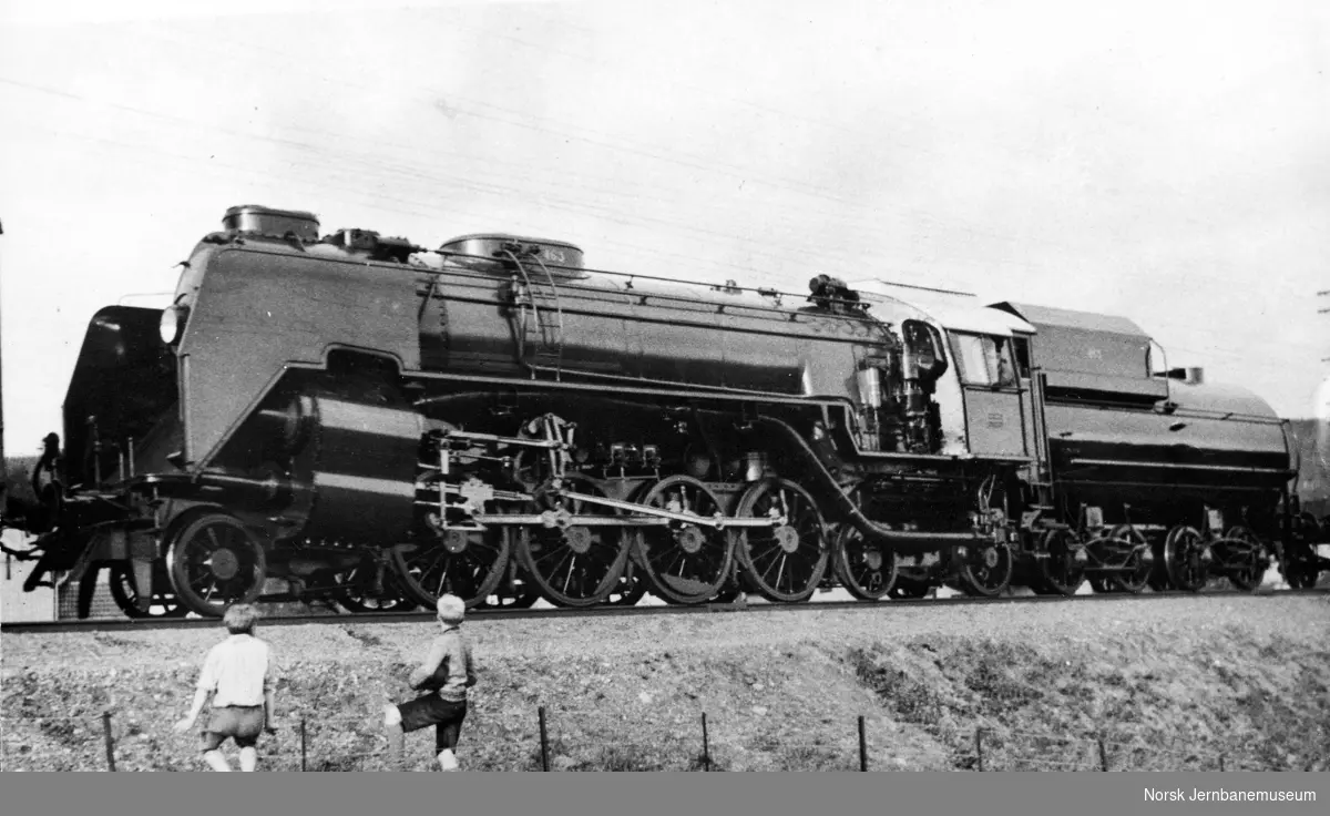 Damplokomotiv type 49a nr. 463 "Dovregubben" under transport i godstog forbi Lillehammer