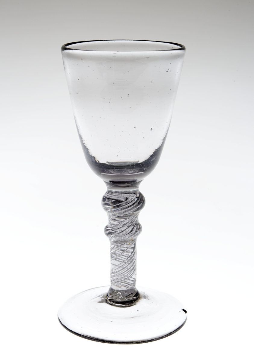 Chrÿstal Desert hetvinsglass med luftspriraler og to kuler i stetten i gråligt glass Blåst i tre deler, noe buet fot.