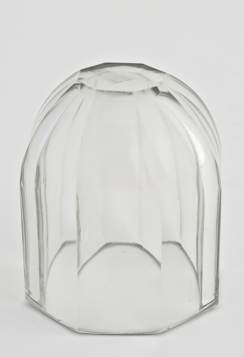 Stanglass med støvhette av glass. 
8-kantet. Tilhører spiritusflaske merket Aqva Menth. pip. Dette glasset mangler.
