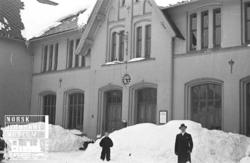 Sarpsborg stasjonsbygning med store snømengder