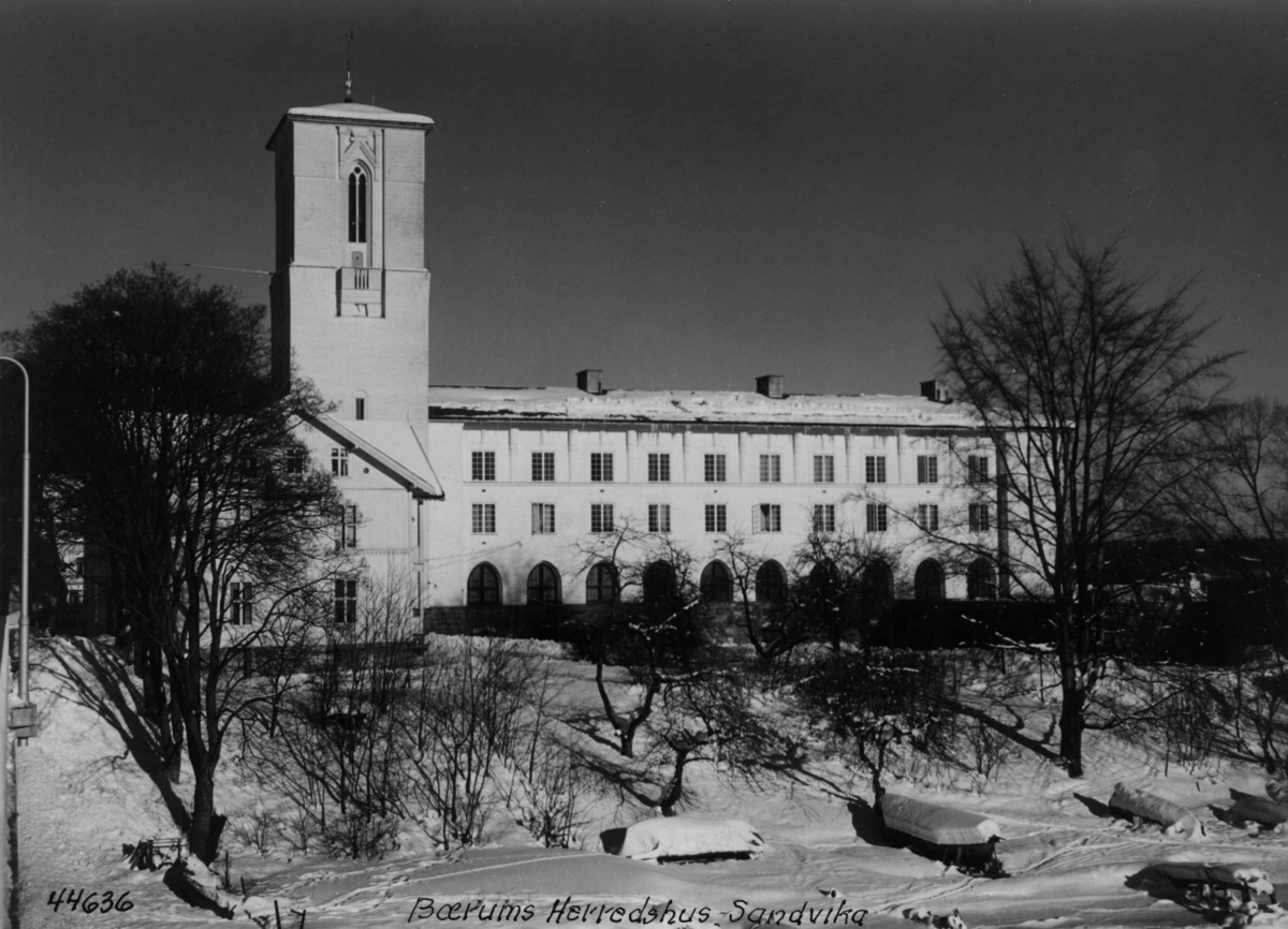 Sandvika rådhus, (Bærums herredshus), vinter. - Norsk Folkemuseum ...