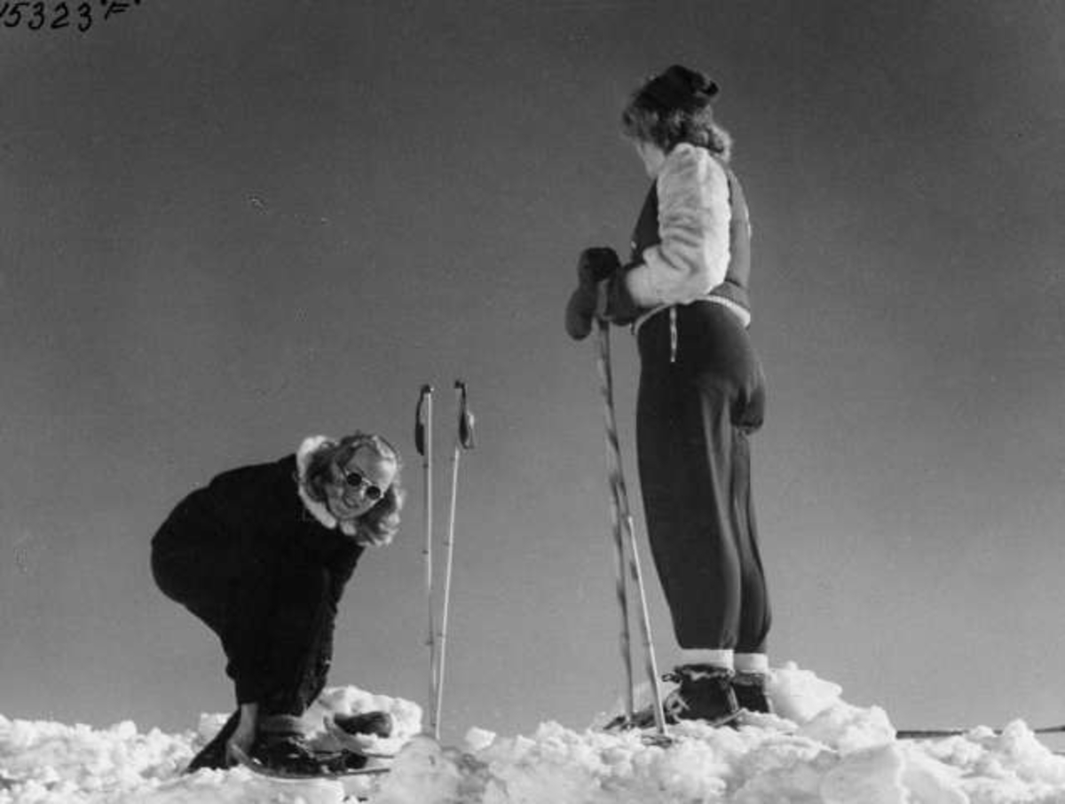Kvinnelige skiløpere og slalåmkjørere ved Gaustatoppen i Telemark.