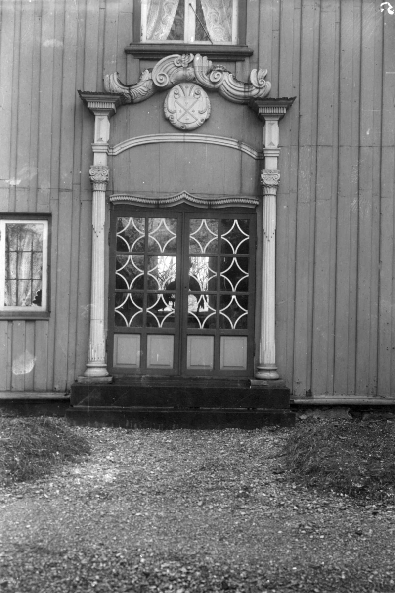 Dørportal på baksiden av Chr. Johnsens vånegård (matrikkelnummer 31) i Vågen, Kristiansund 1908.

(se også NF.00693-137)