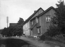 Storgata 22, Drøbak, Frogn, Akershus 1910. Gatebilde med gam