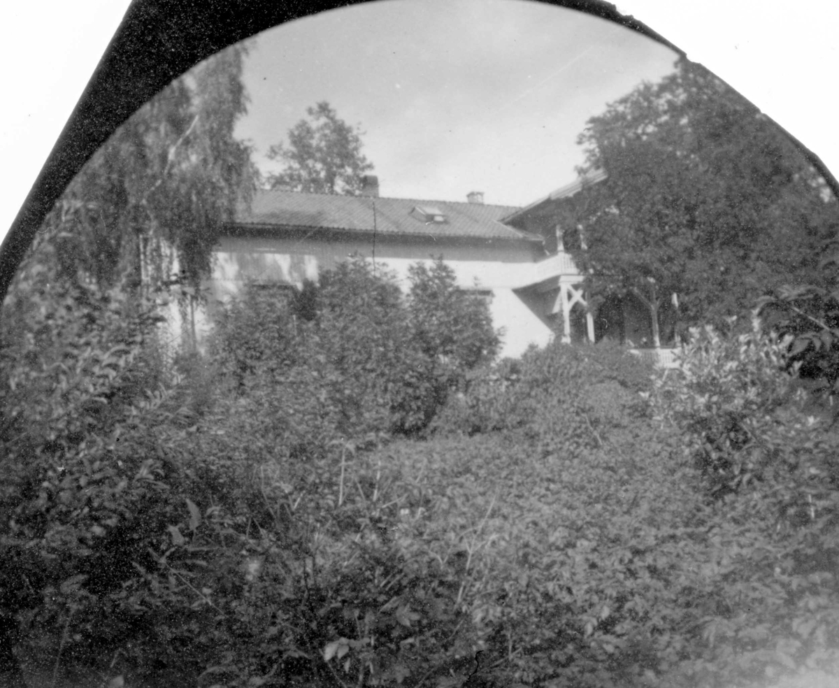 Huset til dr. Elling Holst, Høvik, Bærum. Hvitt hus med stor veranda i hage.