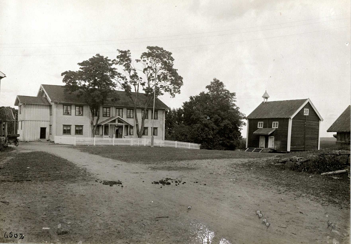 S. Algarheim, Ullensaker, Øvre Romerike, Akershus. Våningshuset og gårdstunet med uthus. Bygget av lensmann Bøhn i 1840 årene.