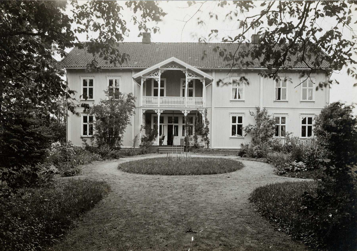 Ullensaker Prestegård, Ullensaker, Øvre Romerike, Akershus. Hovedhuset med veranda sett fra hagen.