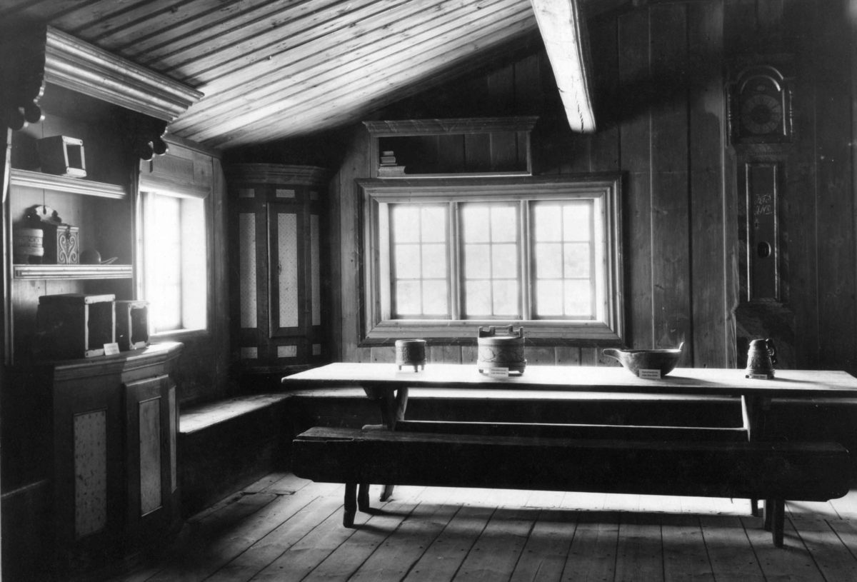 Barfrøstue fra Gammelstu Trønnes, Stor-Elvdal. Interiør. Fotografert i Østerdalstunet på Norsk folkemuseum, juli 1925.