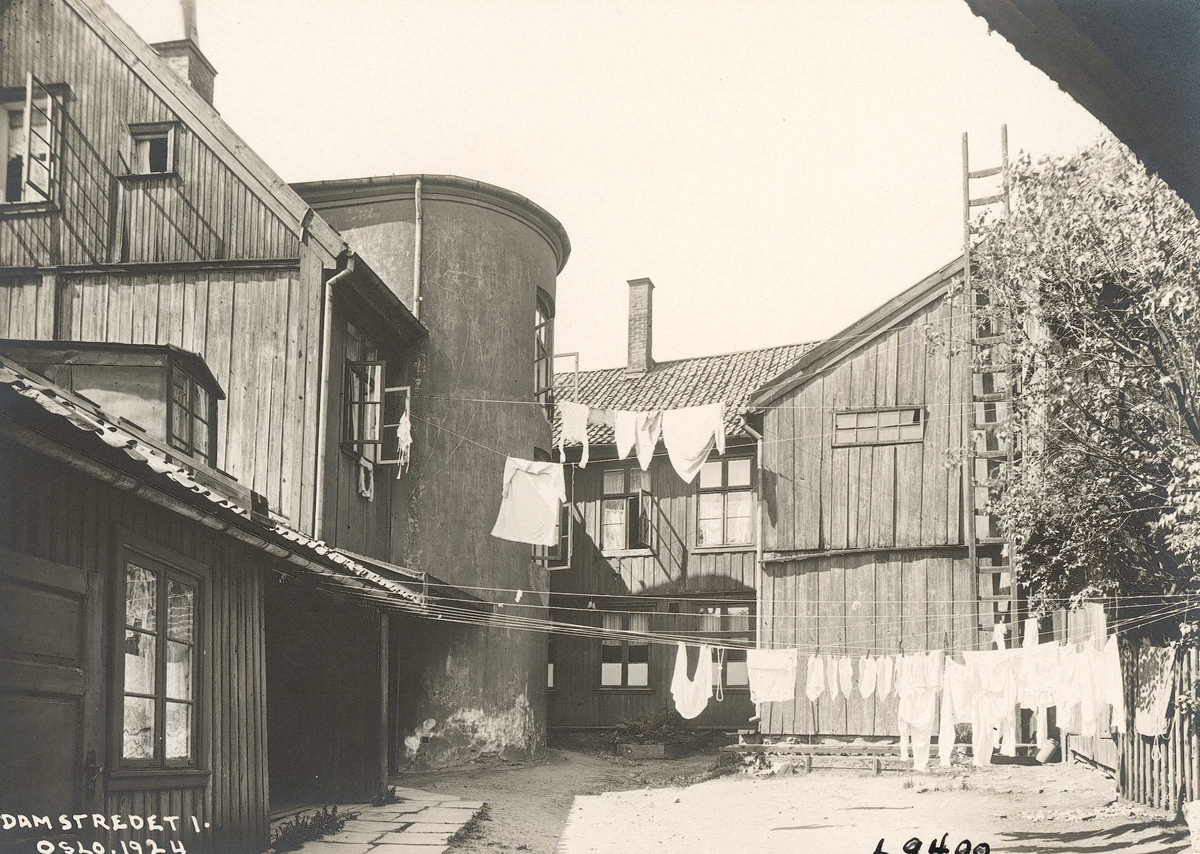 Damstredet 1, Hammersborg, Oslo. Bolighus fotografert fra gårdsplassen. Klesvask. 1924.