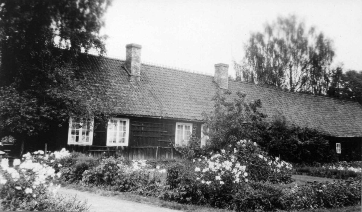 Eidsfos Hovedgårds hage. Bygningen er Hovedgårdens Kavalerfløy sett fra sør. Hof,  Jarlsberg, Vestfold.