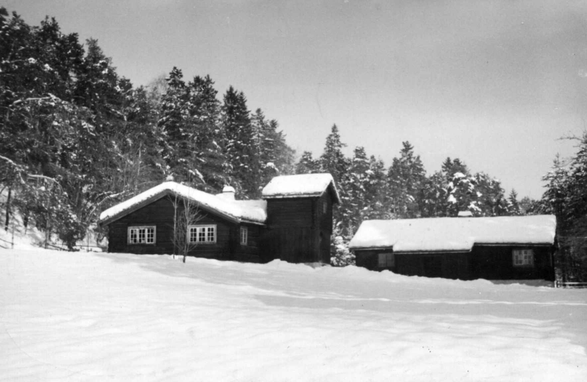 Østerdalstunet på Norsk folkemuseum (fotografert i 1937 eller før).
Barfrøstue fra Gammelstu, Trønnes i Stor-Elvdal (til venstre), og sommerstue fra Kilde i Åmot (til høyre).