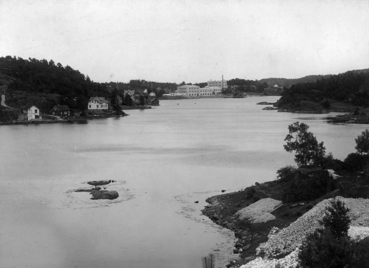 Eydehavn, Arendal, Aust-Agder. Tromøysund med fabrikkområde i bakgrunnen. Tromøy til høyre.