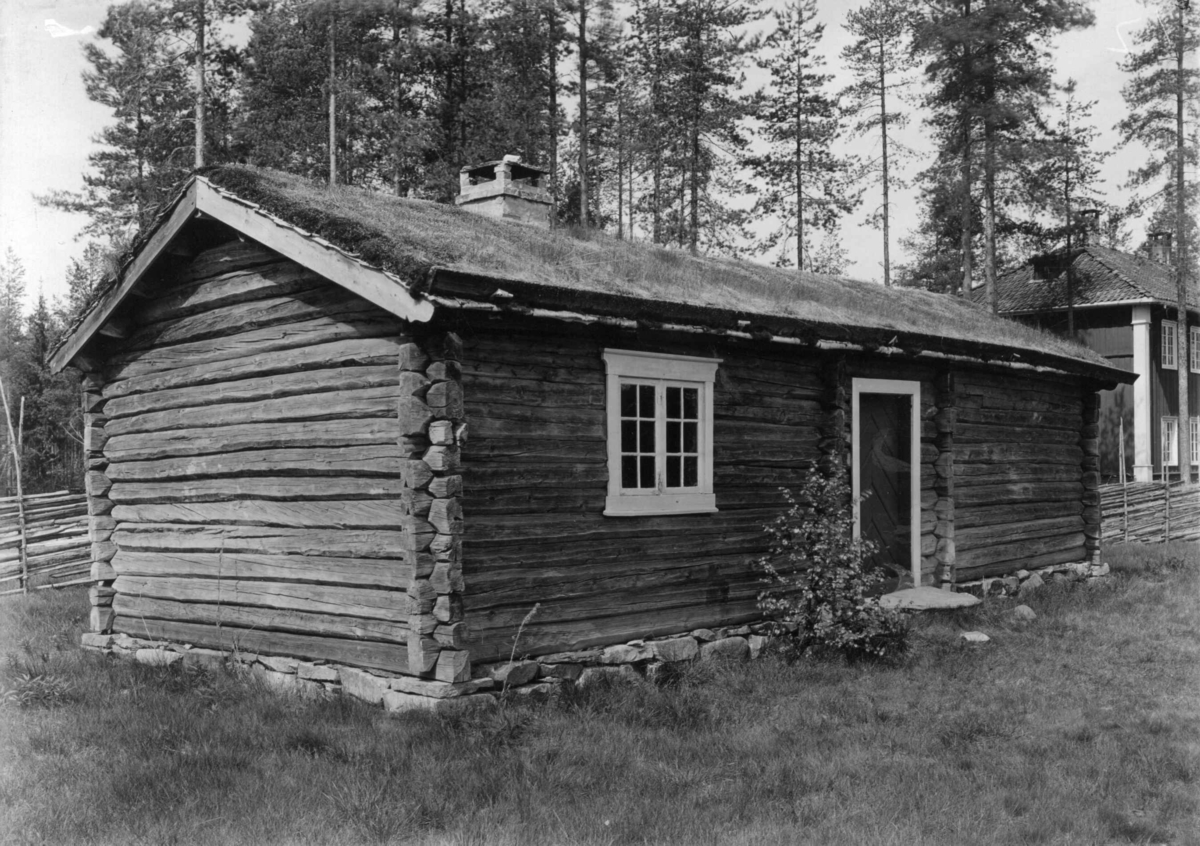 Oldertrøen, Tynset, Nord-Østerdal, Hedmark 1927. Sommerstue, lavt tømmerhus. Nå på Glomdalsmuseet.
