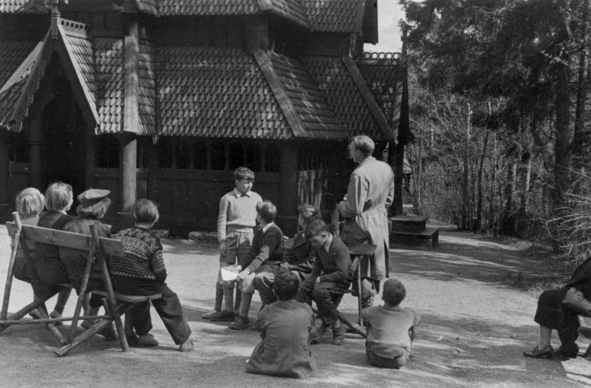 Skolebarn utenfor Gol stavkirke på Norsk folkemuseum, 1951.