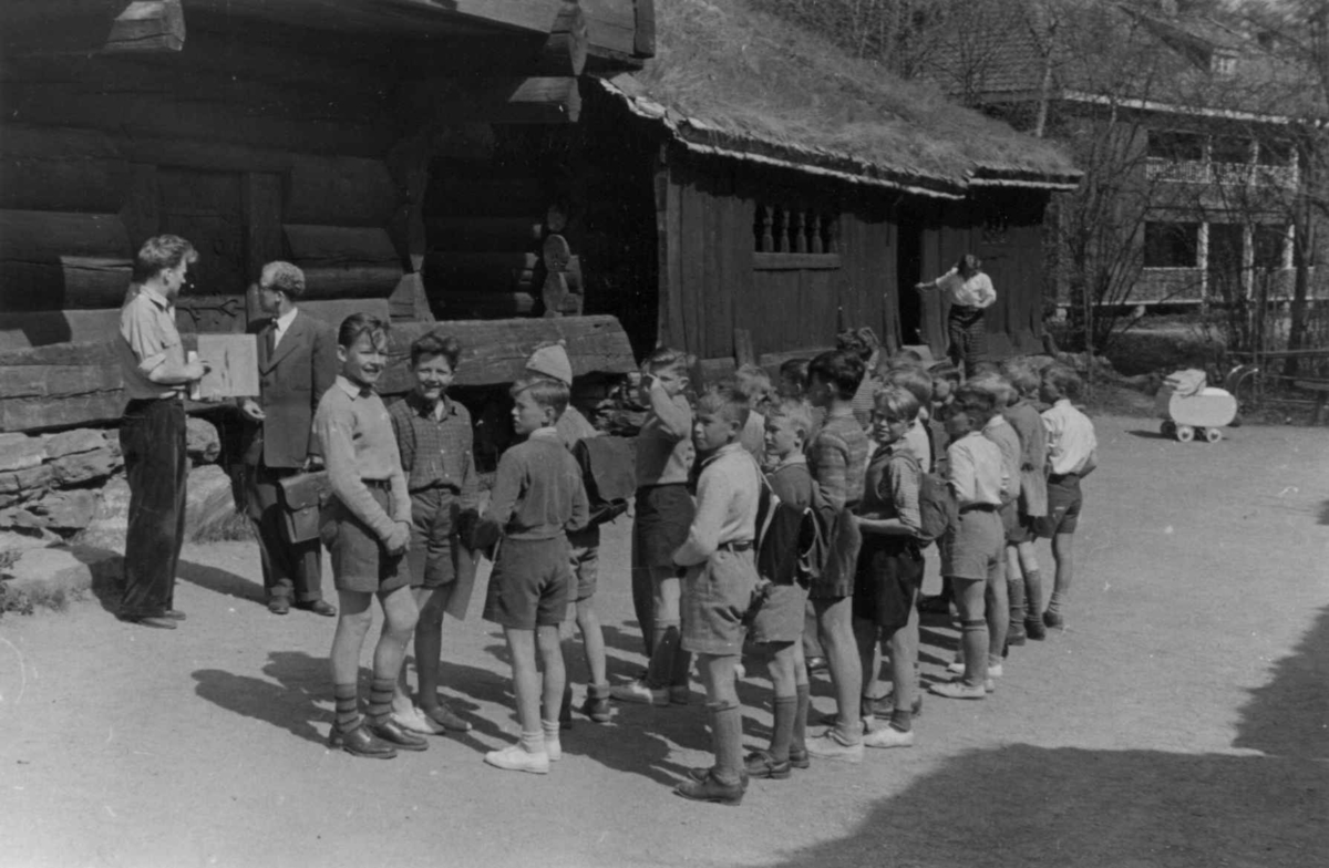 Skolebarn i Setesdalstunet på Norsk folkemuseum, 1951.