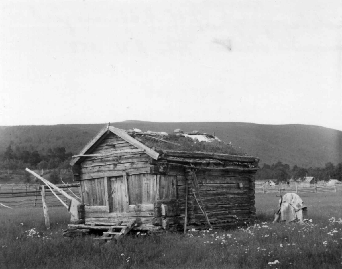 Gammelt stabbur på gården til J.H. Nikkinen, 1952. - Norsk Folkemuseum ...