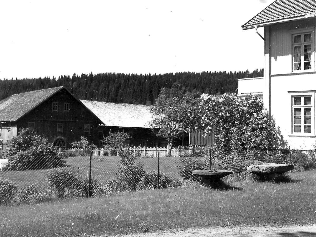 Viken, Hurdal, Akershus 1954. Fra hagen, Hovedhuset og låve. Storgårdsundersøkelser ved dr. Engelstad i 1954.
