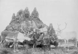 Gamme og svenske samer muligens fra Karesuando. De sitter fo