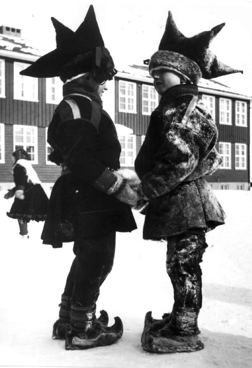 Karasjokdrakt. Skolegutter ved Karasjok skole, mars 1958.