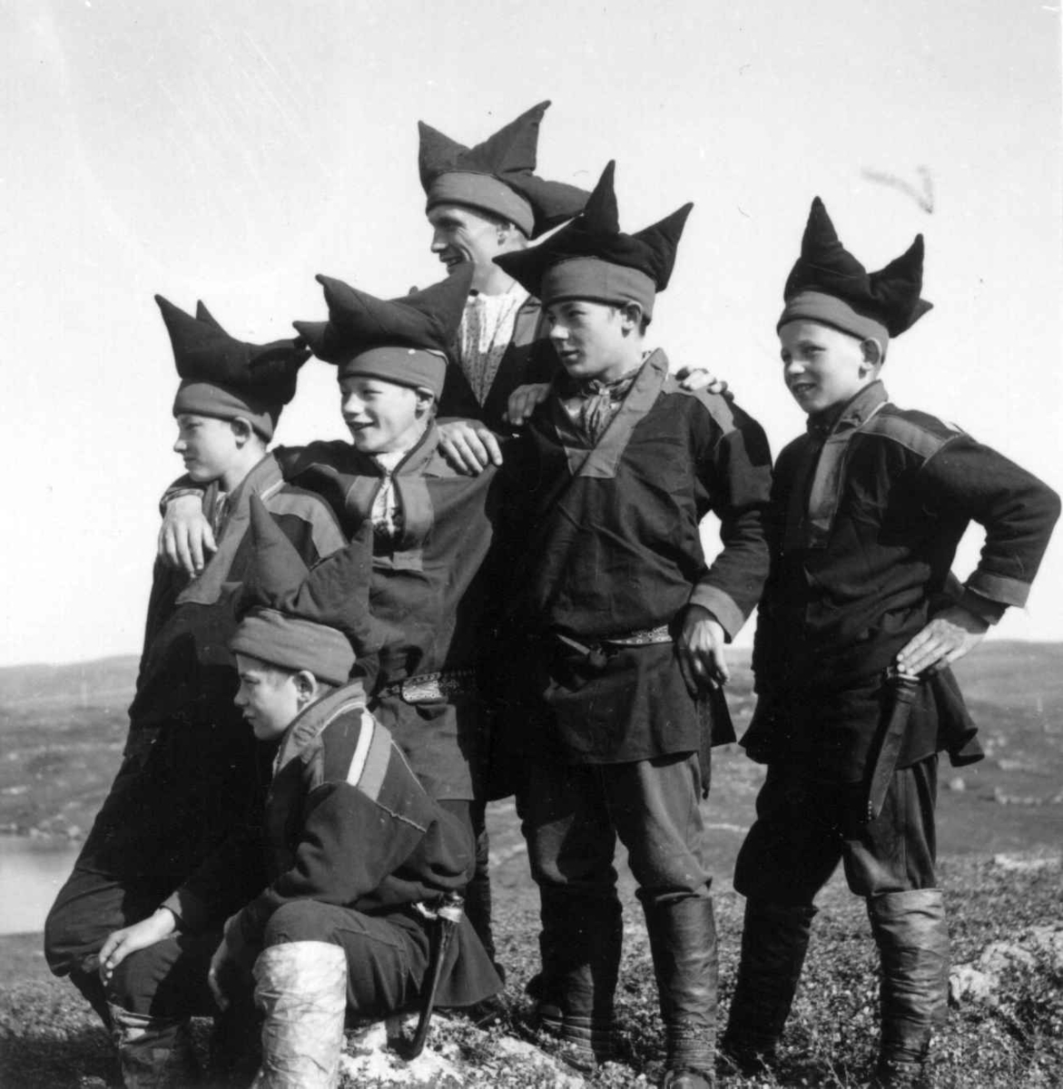 Karasjok-gutter med sin lærer Bjørn Aarseth i Karasjok-drakter. Ytre Billefjord 1959.