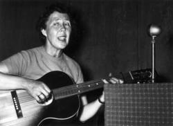 Kirsten Langbo underholder med dukketeater på Norsk Folkemus