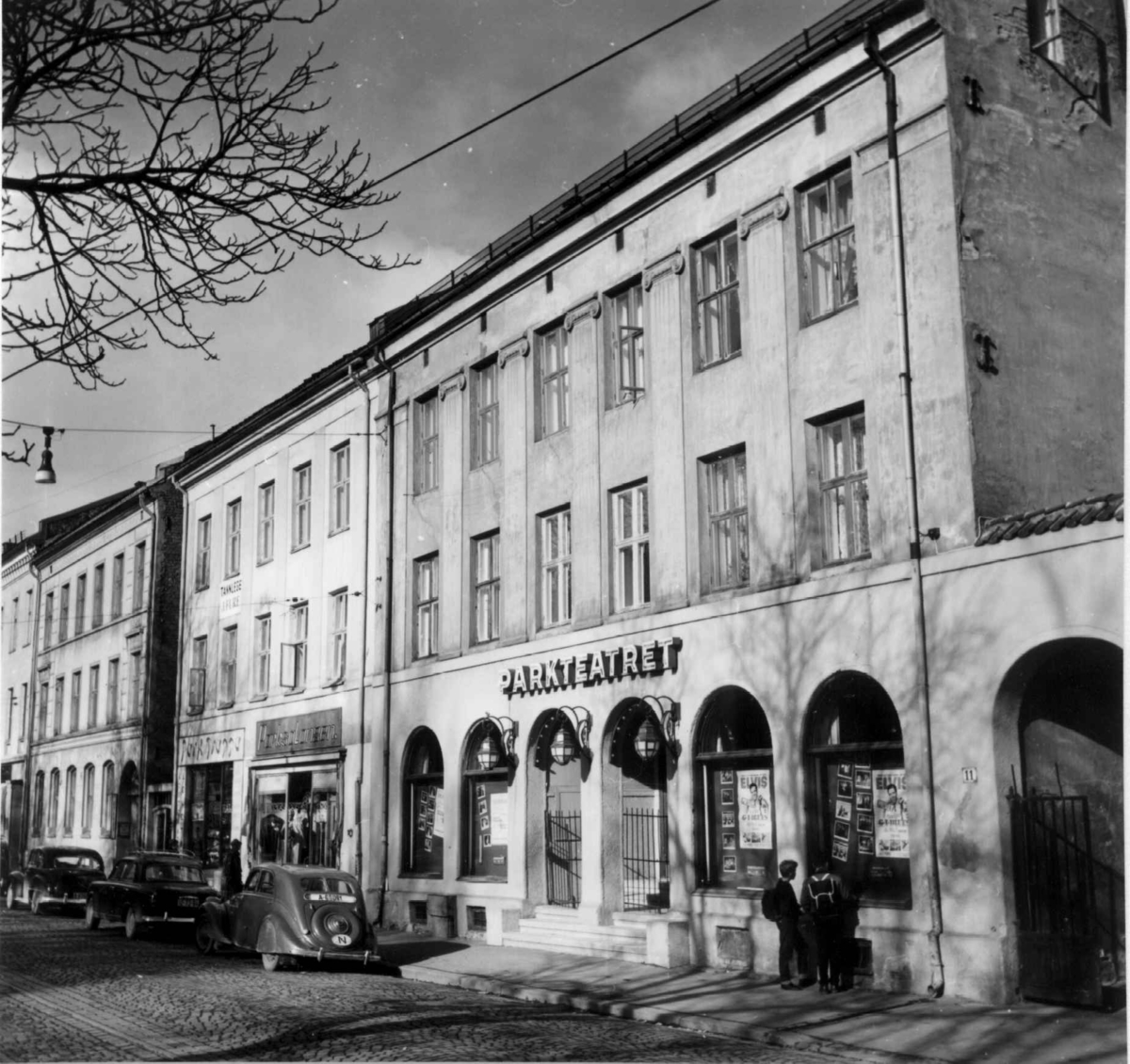 Olaf Ryes plass 10-11, Grünerløkka, Oslo 1961. Bygårder med Parkteatret kino sett fra gata.