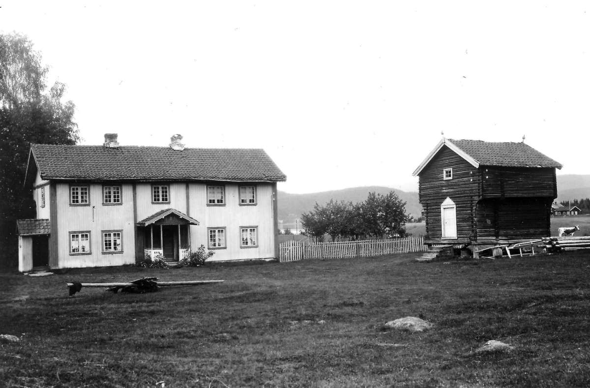 Engelstad gård,  Heggen, Modum. 1930. Gårdstun. Hovedbygning og stabbur.