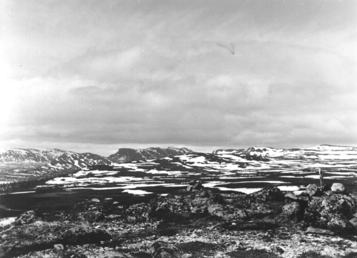 Oversiktsbilde med fjellandskap fra Elgå, 1961.