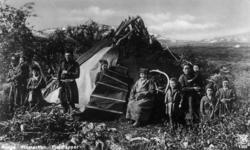 Barn og voksne samer samlet utenfor et telt. Middagsfjäll fø