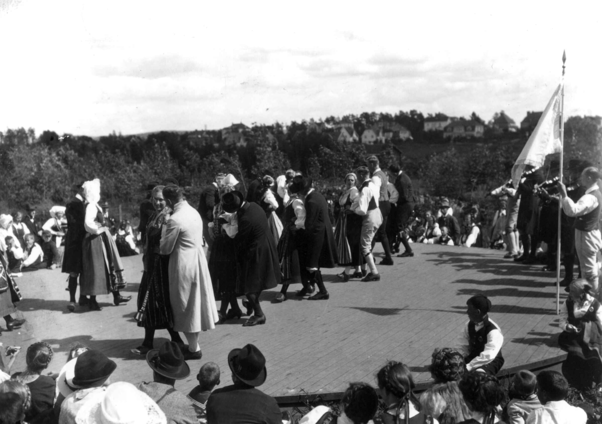 Nordisk folkedansstevne på Norsk Folkemuseum i 1925. Antakelig opptreden av svenske folkedansere.
