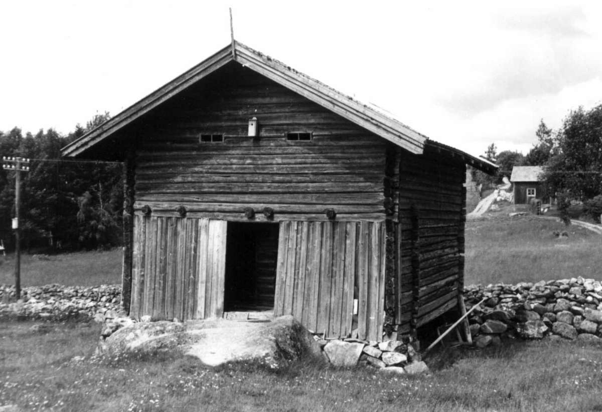 Tørberget, (Gleditsch), Trysil, Hedmark 1950. Stabbur og steingjerde.