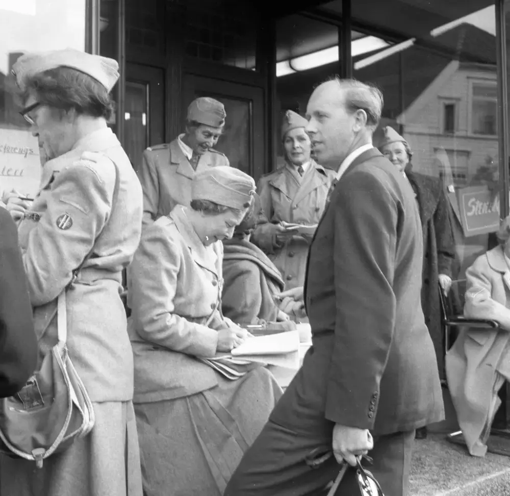 Sorthvitt foto av flere damer i uniform. Dette er Lottene, en kvinneorganisasjon. Bildet er tatt på Verdens flyktningår i 1959