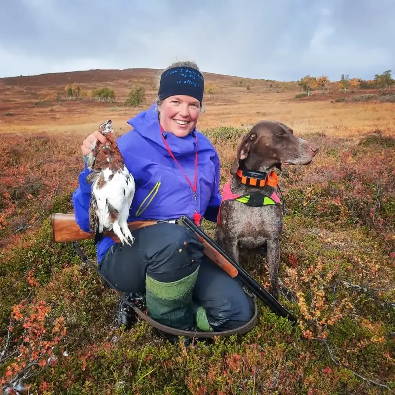 Dame med hagle i fanget, Vorsthe hund og rype i hånden 
