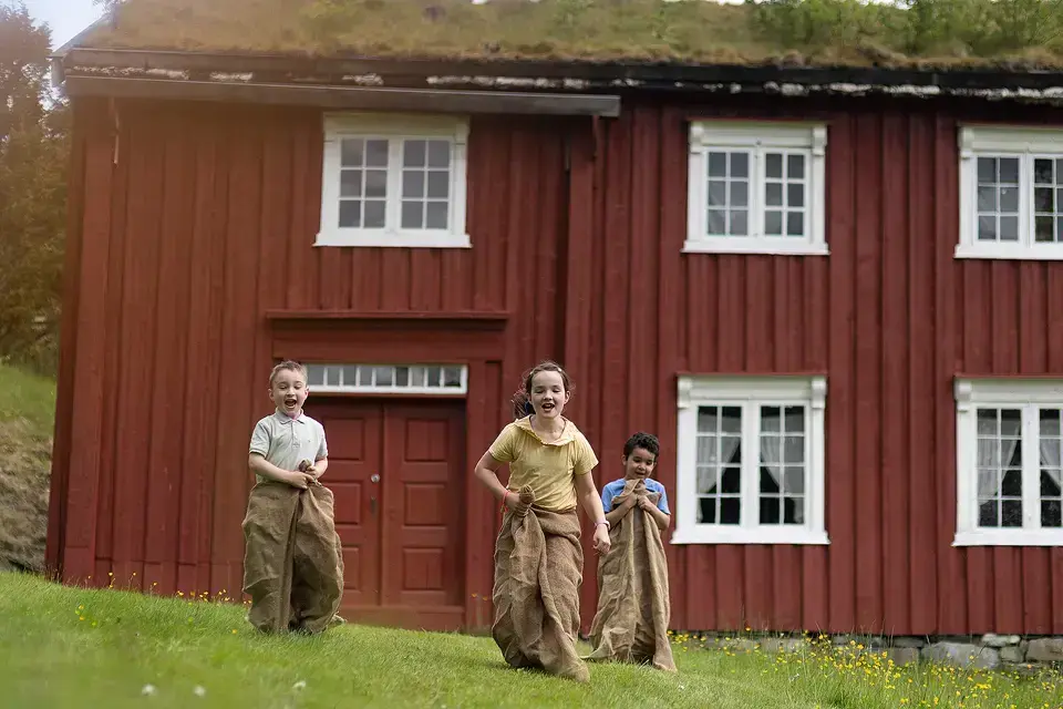 3 barn driver med sekkeløp på Meldal bygdemuseum